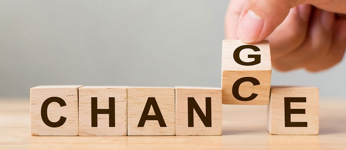 Aus Holzbuchstaben mit dem Wort "Change" wird das Wort "Chance"