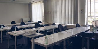 Vorbereiteter Schulungsraum bei indisoft ohne Teilnehmer