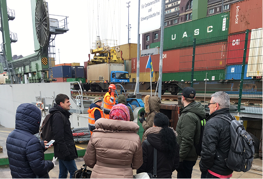 indisoft-Teilnehmer auf einem Berliner Binnenhafen