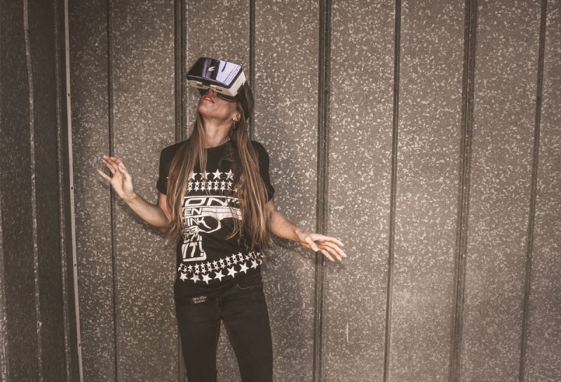 Frau mit Virtual Reality Brille